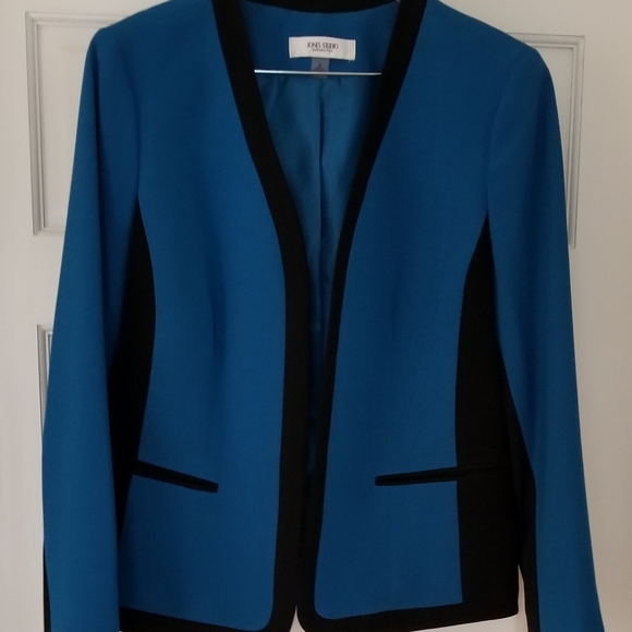 Suit - Picture 1 of 3